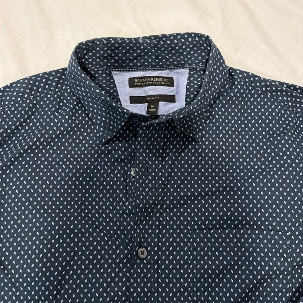 BANANA REPUBLIC MEN BUTTON DOWN SLIM FIT SIZE MEDIUM. EUC.